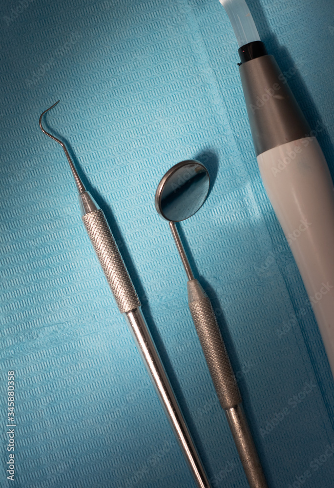 Foto Stock Dental technician room. Close up of modelling tools for precision surgery and