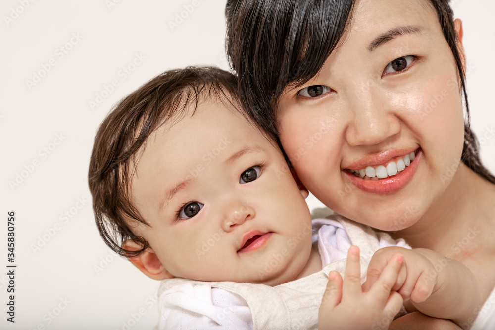 赤ちゃんと顔を付け笑顔のお母さん 母性 愛情 幸せ 育児イメージ Stock Photo Adobe Stock