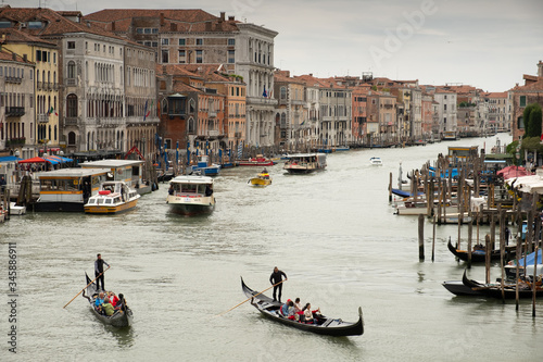Góndolas y vaporettos en el Gran Canal de Venecia visto desde el puente de Rialto.