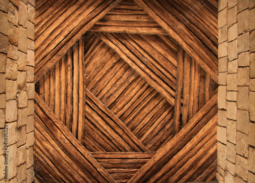 drewniany strop afrykańskiego domu z ułożonych naprzemiennie belek