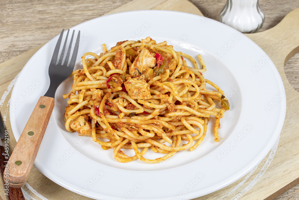 assiette de spaghetti au poulet et sauce tomate