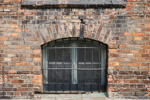 Stara ceglana ściana z oknem, piwnica, kamienica