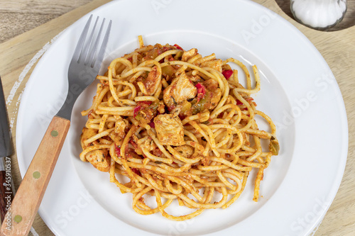assiette de spaghetti au poulet et sauce tomate