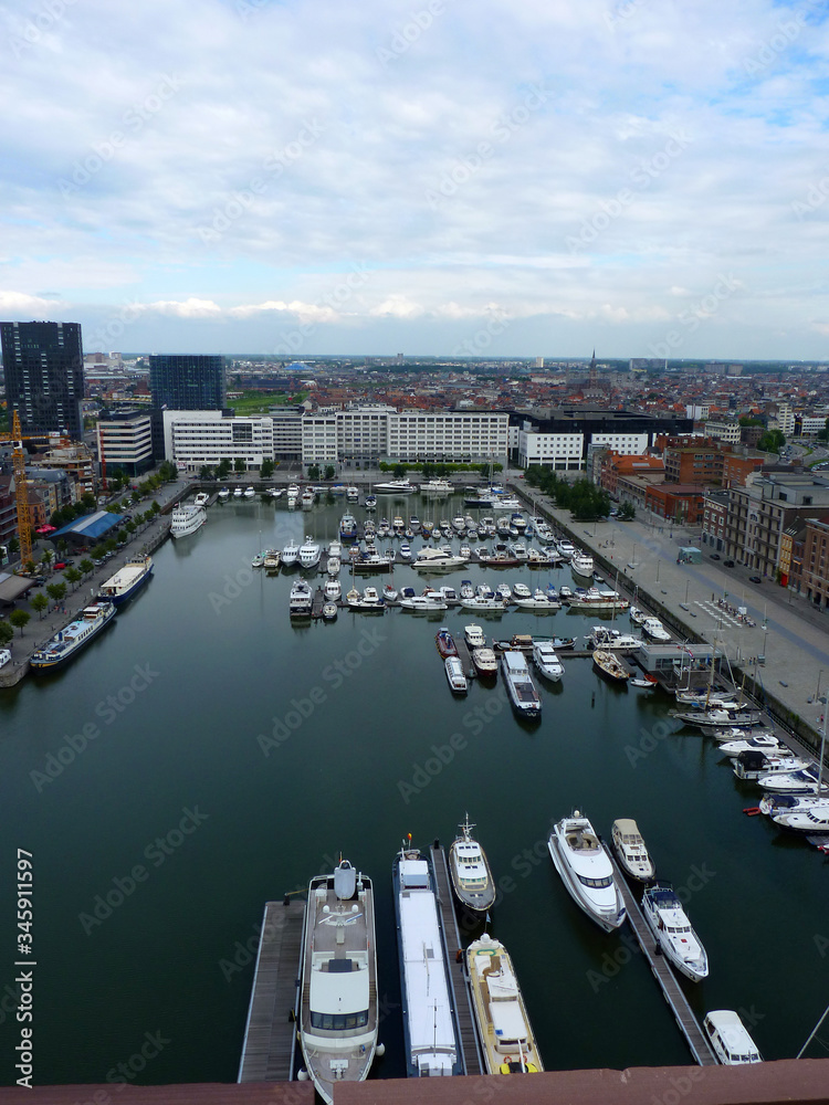 Panorama von Antwerpen mit der Schelde und einem Hafenbecken.