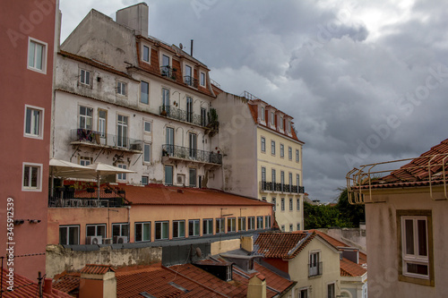 Fototapeta Naklejka Na Ścianę i Meble -  old houses in porto portugal