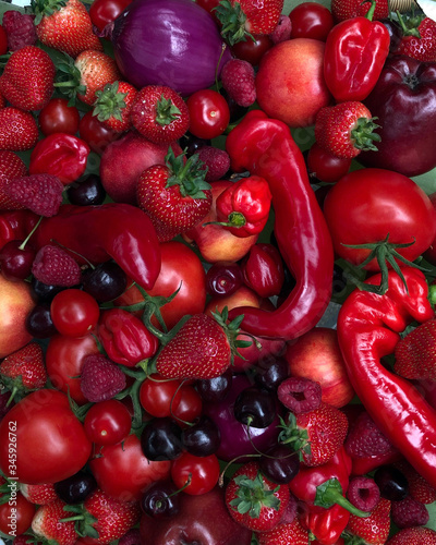 фотографія Mix of red fruit and vegetables featuring tomatoes, peppers, onions, strawberrie