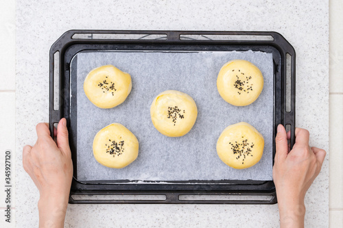 自宅でパン作り　あんぱん　あんぱんを作る工程　4-パン生地に卵を塗り黒ゴマをふる