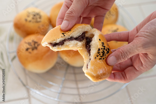 自宅でパン作り　あんぱん　子供があんぱんを半分に割る様子