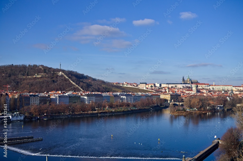 Obraz premium Cityscape of Prague: panoramic view of the Vltava River and the castle (Czech Republic, Europe)