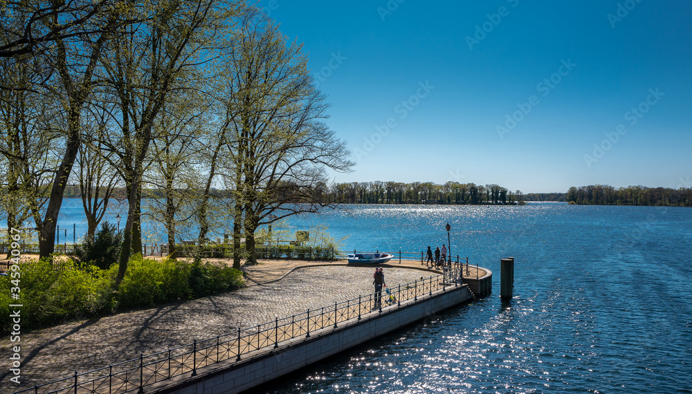Fototapeta premium Brücke und Promenade am See in Berlin Tegel