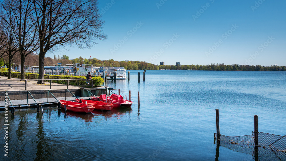 Fototapeta premium rote Tretboote am See in Berlin Tegel