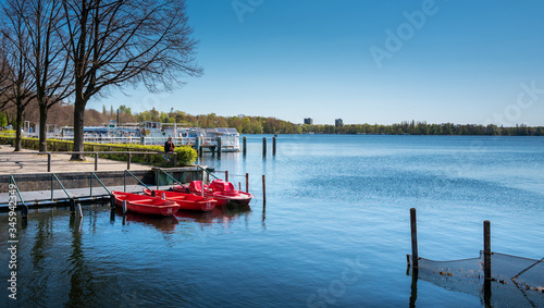 rote Tretboote am See in Berlin Tegel