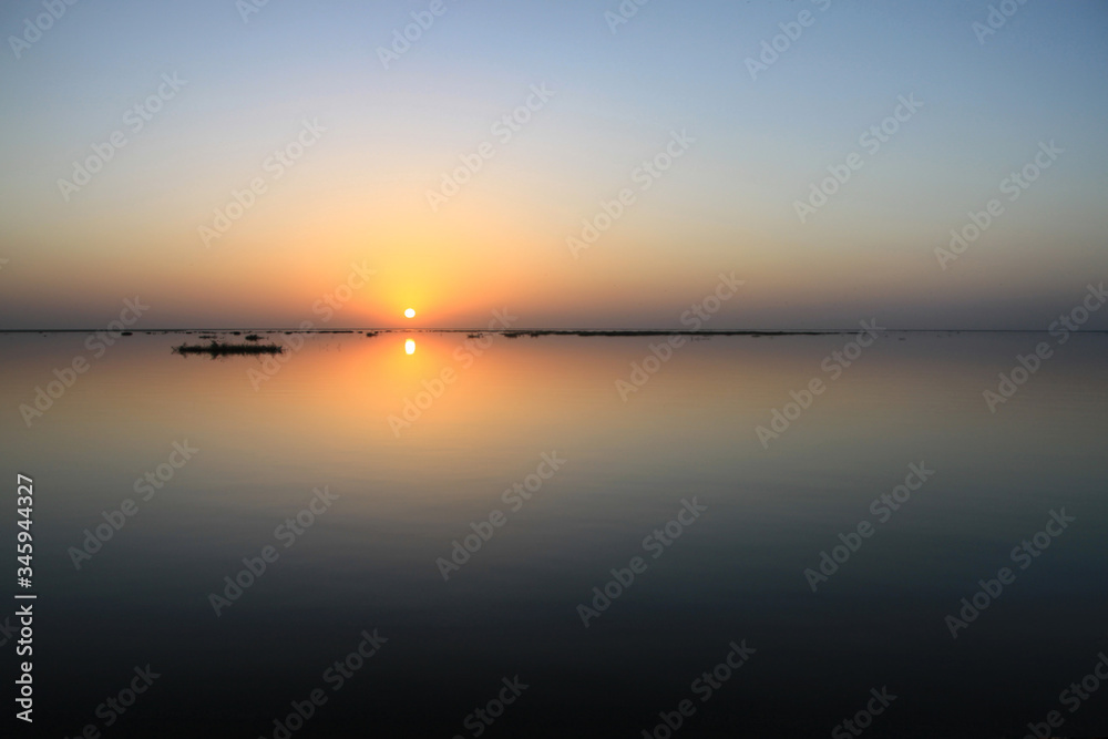 Malowniczy wschód słońca na gładkim niebie nad spokojnymi wodami rzeki Niger w afryce - obrazy, fototapety, plakaty 