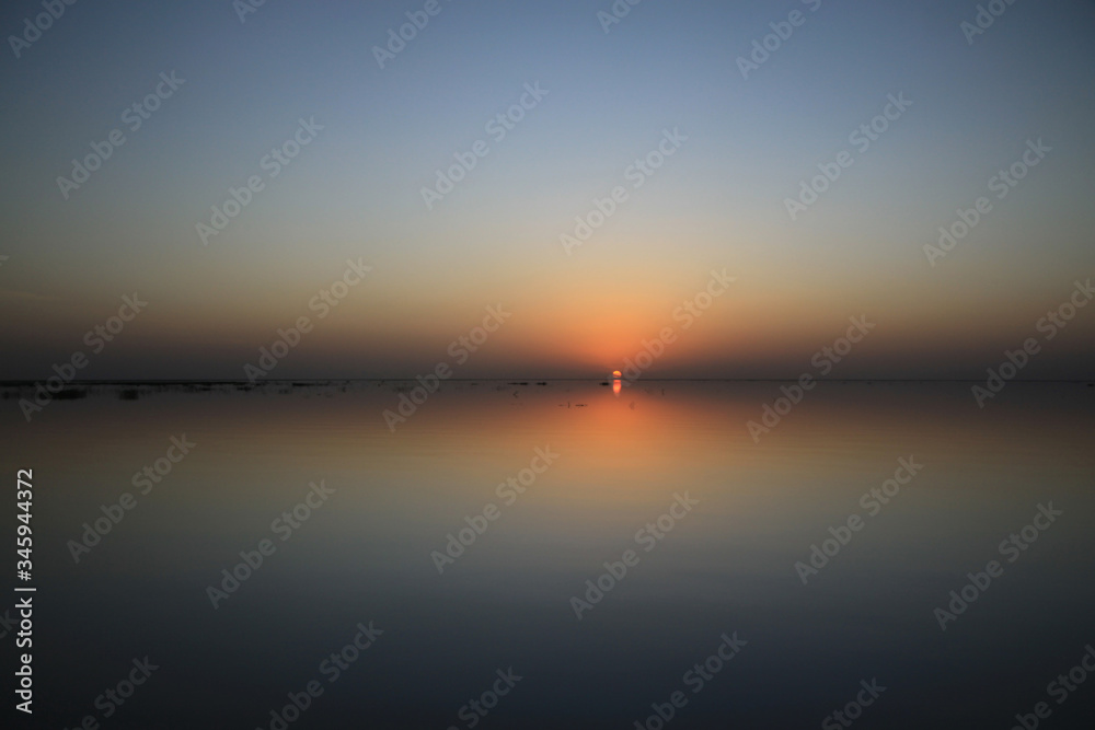 Malowniczy wschód słońca na gładkim niebie nad spokojnymi wodami rzeki Niger w afryce - obrazy, fototapety, plakaty 