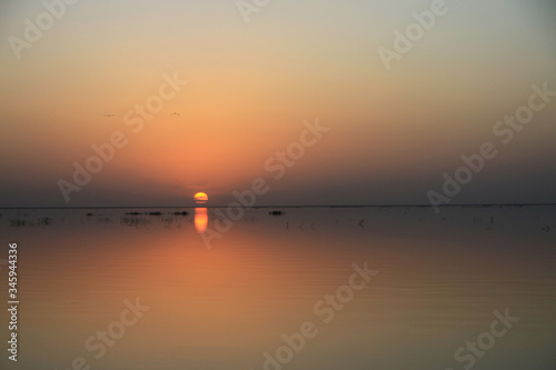 Malowniczy wschód słońca na gładkim niebie nad spokojnymi wodami rzeki Niger w afryce