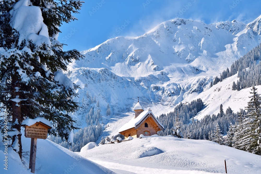 Kapelle Berge Alpen Winter