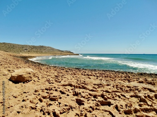 Panorama casi lunar con paisaje de playa de arena rojiza y paraje des  rtico con acantilados en la costa del Mar Mediterr  neo dentro del Parque Regional de Calblanque en Murcia
