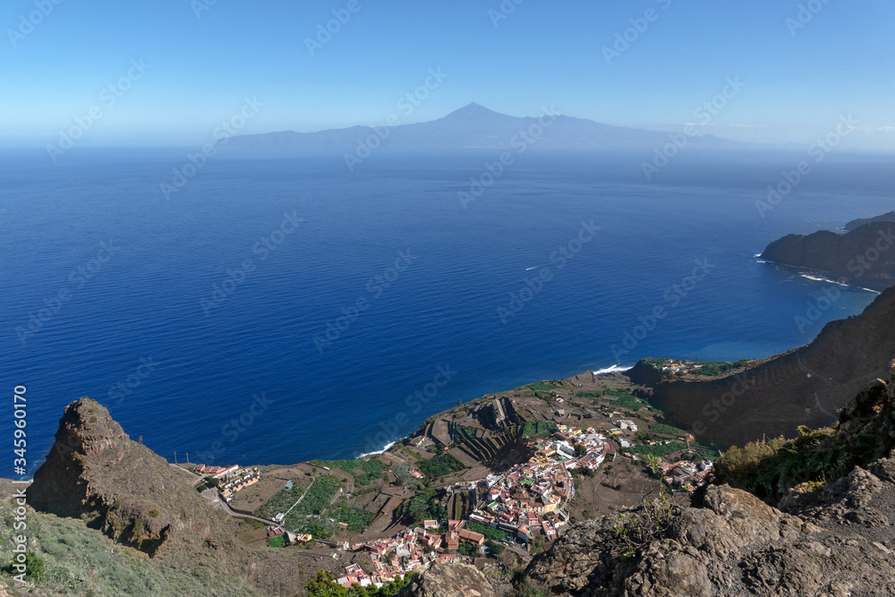 Luftaufnahme von Agulo im Norden der Insel La Gomera, im Hintergrund die Insel Teneriffa mit Berg Teide