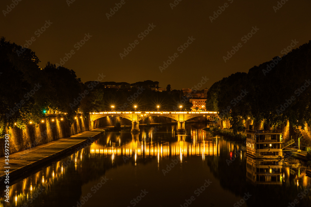 Vista nocturna de un puente sobre el rio Tiber en Roma Vista nocturna de un puente sobre el rio Tiber en Roma