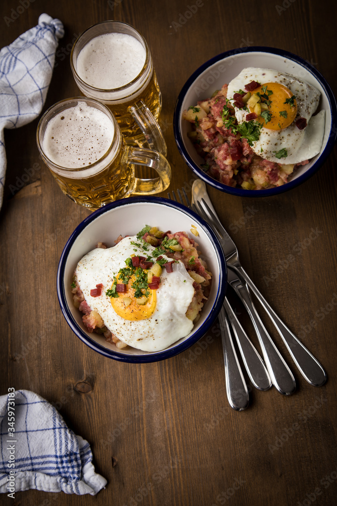 Norddeutscher Hamburger Labskaus mit Rindfleisch Corned Beef, Rote Beete, Kartoffeln, Saure