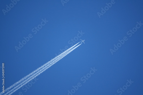 avion de ligne au loin ciel bleu
