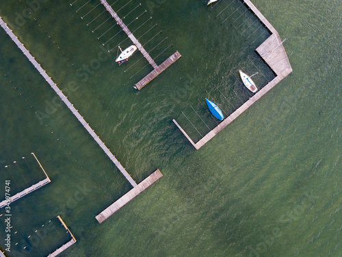 Aufblick auf einen Yachthafen mit Stef am Starnberger See. photo