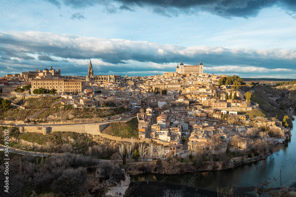 Vista panaorámica de la ciudad medieval de Toledo en España