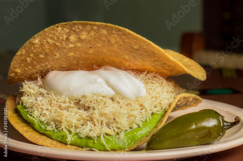 Tostada de pollo con aguacate y crema photo