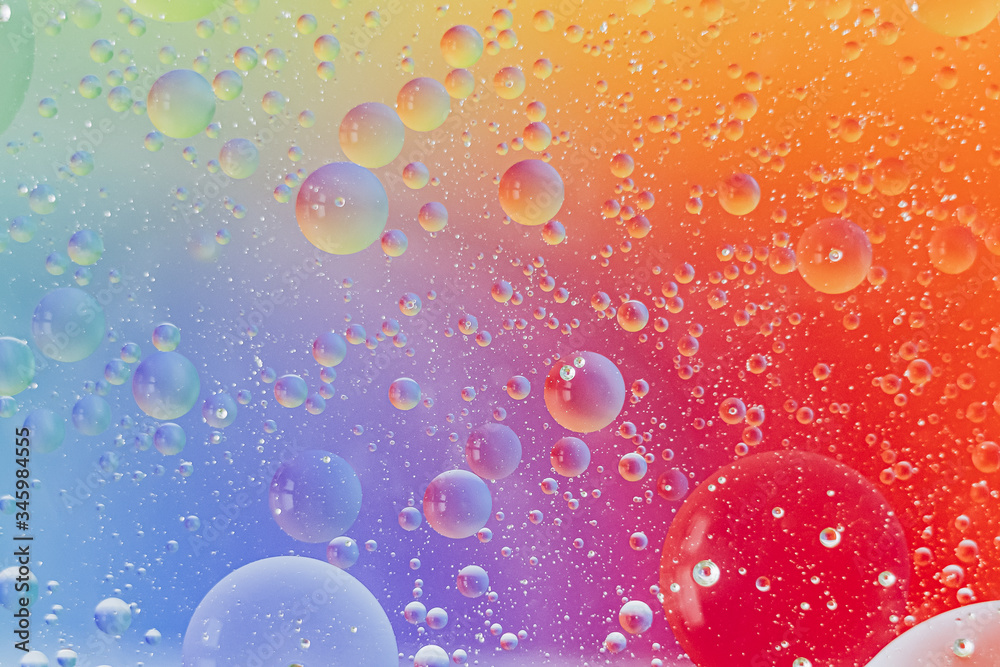 Arrière plan abstrait bulles - Huile dans de l'eau sur un fond flou multicolore Arrière plan abstrait bulles - Huile dans de l'eau sur un fond flou multicolore