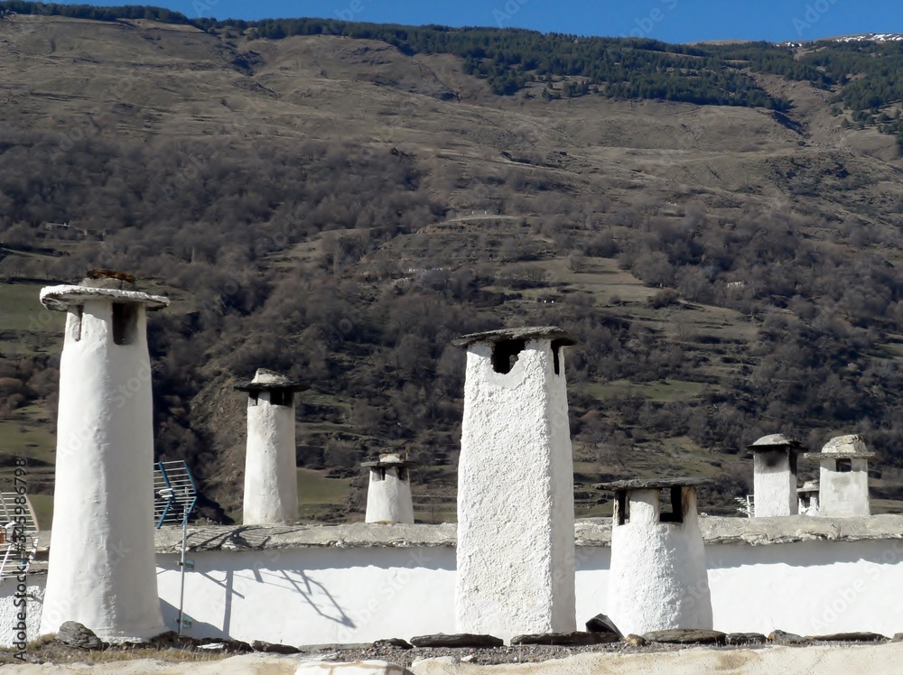 detalle de chimenea tradicional en las casas de los pueblos de alta montaña de La Alpujarra ubicados al sur de Granada en el Parque Nacional de Sierra Nevada detalle de chimenea tradicional en las casas de los pueblos de alta montaña de La Alpujarra ubicados al sur de Granada en el Parque Nacional de Sierra Nevada