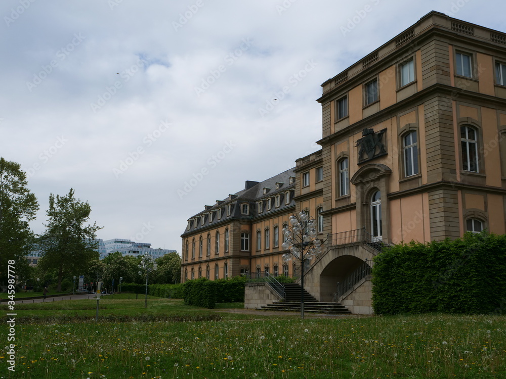 Das Neue Schloss in Stuttgart vom Schlossgarten aus gesehen