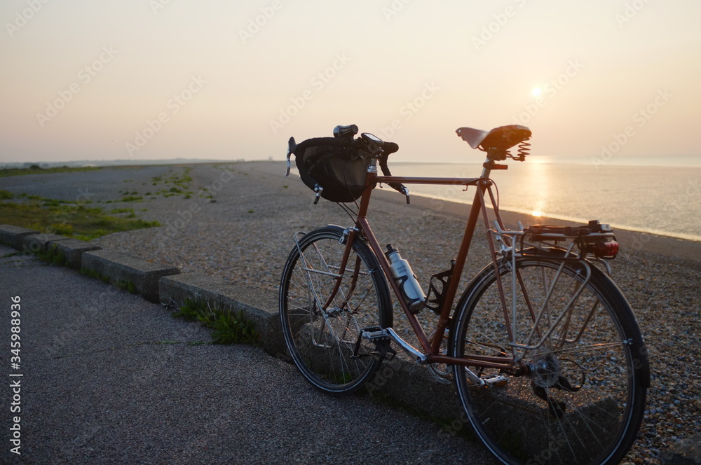 Obraz premium Bicycle and sunset