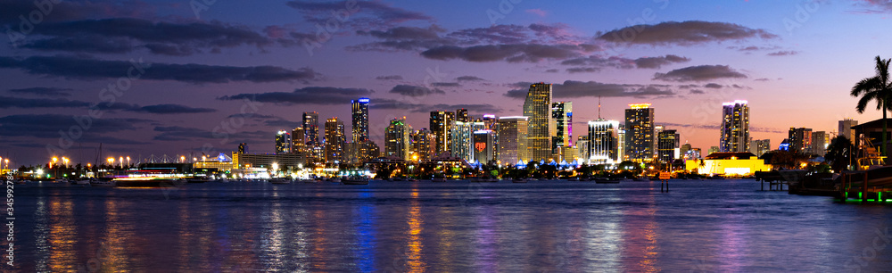 Obraz premium Panoramę panoramę miasta Miami z miejskich drapaczy chmur nad morzem z odbiciem. Panoramę miasta Miami na Florydzie z nocnego nieba.