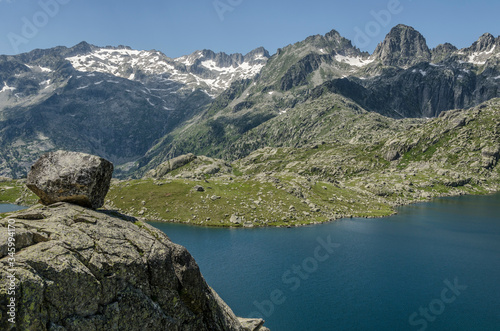 Paisaje de las montañas de los pirineos y lago alpino del parque nacional de Aiguestortes i Estany de Sant Maurici (Cataluña, España).