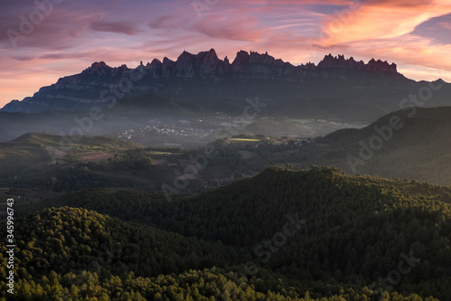 Paisaje de la montaña del parque natural de Montserrat al atardecer (Cataluña, España).