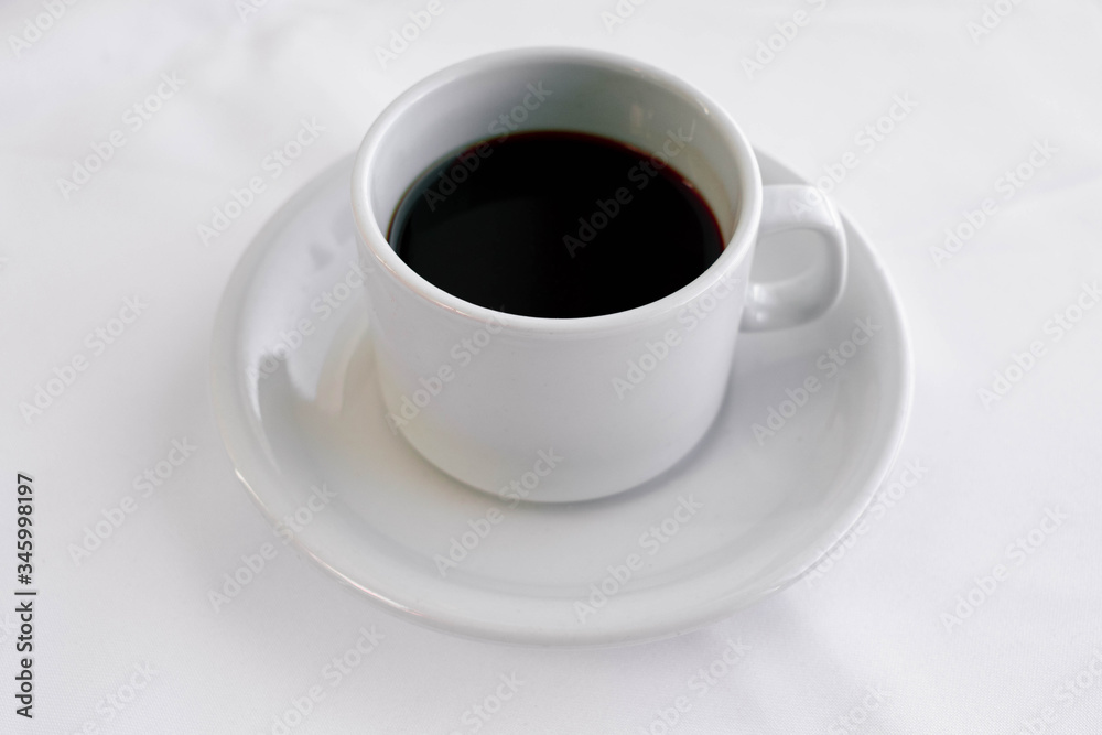 taza de cafe con plato sobre fondo blanco taza de cafe con plato sobre fondo blanco