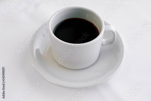 taza de cafe con plato sobre fondo blanco