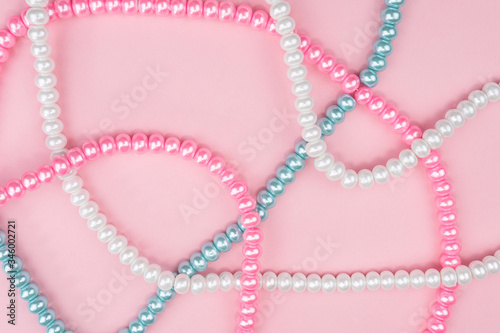 perlas en fondo rosa, hermosos collares de colores, esferas con plumas 