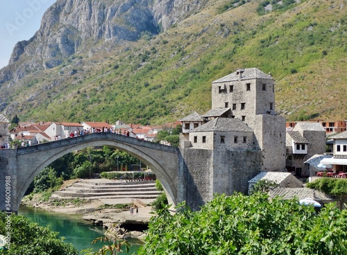 Fotografía del reconstruido histórico Puente Viejo de Móstar sobre el Rïo Neretva en Bosnia Herzegovina, símbolo de lo que fué la Guerra de los Balcanes y pacificación posterior de la zona photo