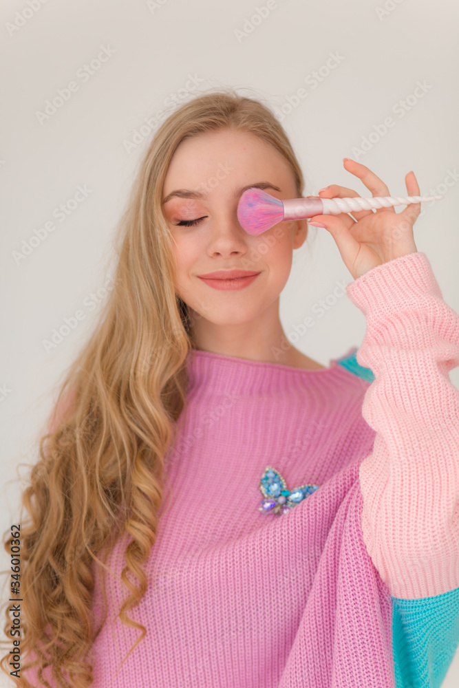 Φωτογραφία Portrait of beautiful young blonde girl with makeup  in fashion clothes