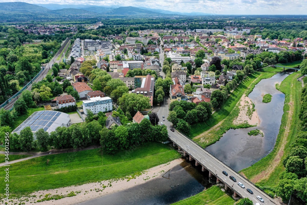 Luftbild, Brücke über einem Fluss führt zu einem urbanen Stadtteil.