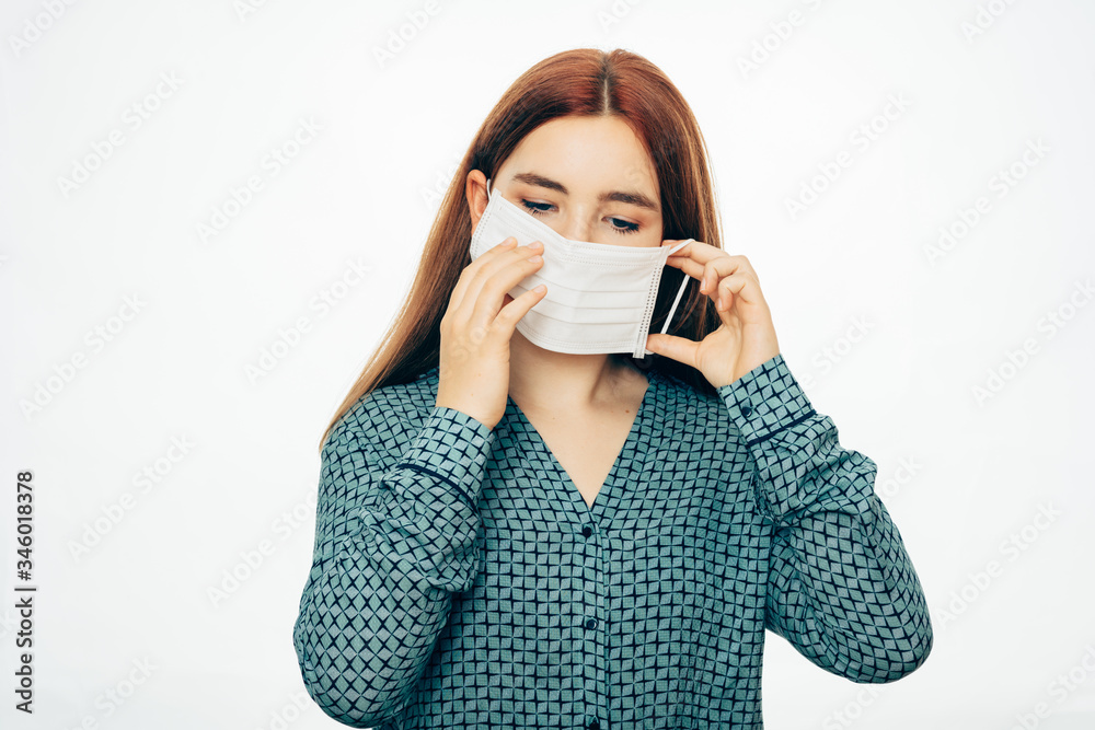 Junge Frau setzt eine medizinische Gesichtsmaske auf, schützt vor Viren und Bakterien Covid-19 Coronavirus. isoliert vor einem weißen Hintergrund
Junge Frau setzt eine medizinische Gesichtsmaske auf, schützt vor Viren und Bakterien Covid-19 Coronavirus. isoliert vor einem weißen Hintergrund