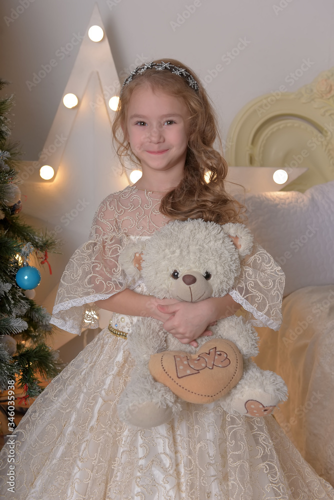 Φωτογραφία vintage portrait of a little girl in alabaster elegant dress with a toy bear