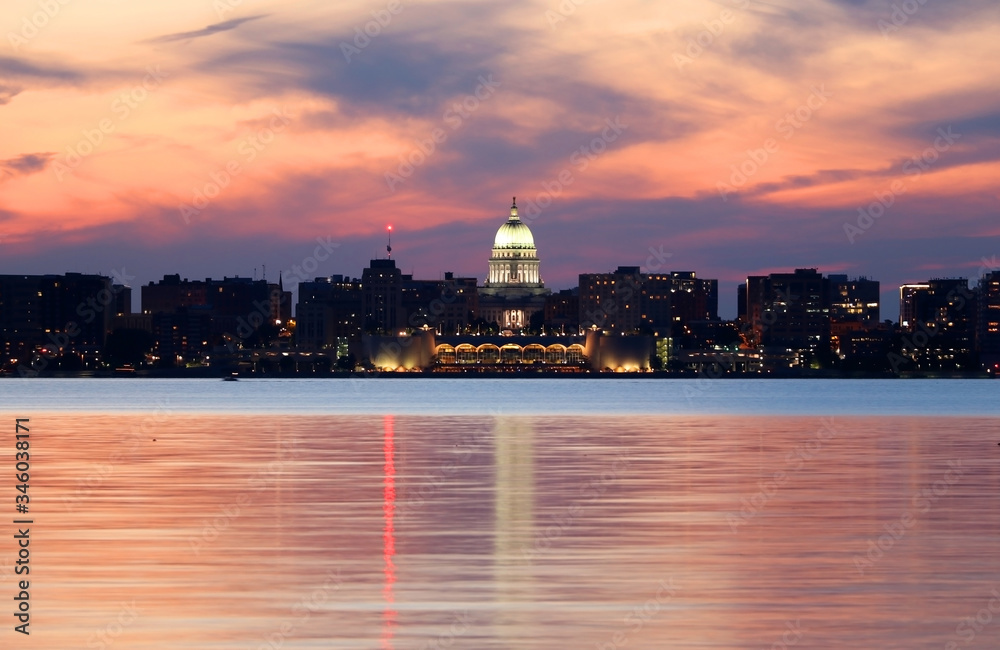 Φωτογραφία Beautiful Madison Wisconsin night cityscape with downtown skyline, Monona terrace and capitol building against bright color after sunset sky and reflection in the Monona lake
