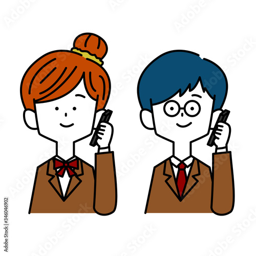 スマホで電話をかける学生男女
