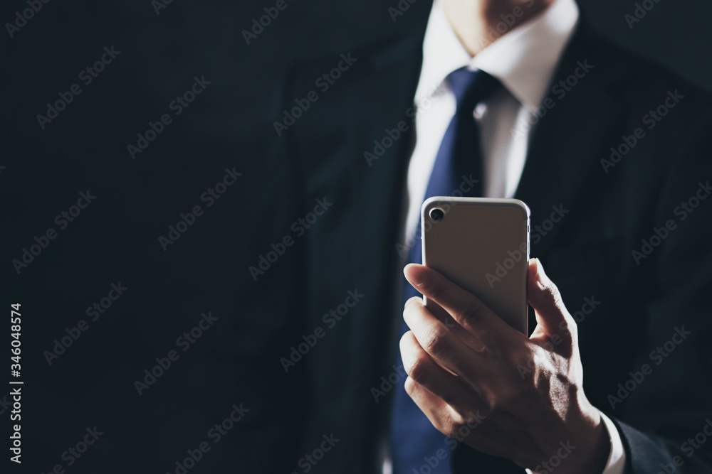 スマホを持つビジネスマン スマホを持つビジネスマン