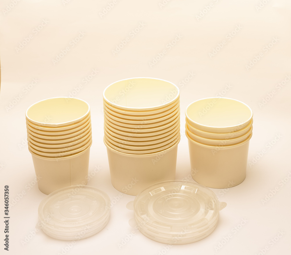 Obraz premium Food take out container isolated against white background. 