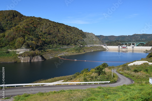 寒河江ダム（ダム湖百選）／ 山形県西川町にある、県内最大のダムです。ダムによって形成された人造湖は、月山より名を取って月山湖（がっさんこ）と命名され、財団法人ダム水源地環境整備センターが選定する、ダム湖百選に選ばれています。