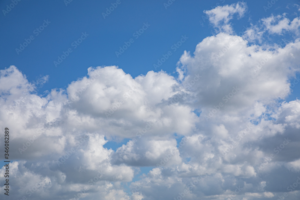 Fototapeta premium Blue sky with textured clouds in