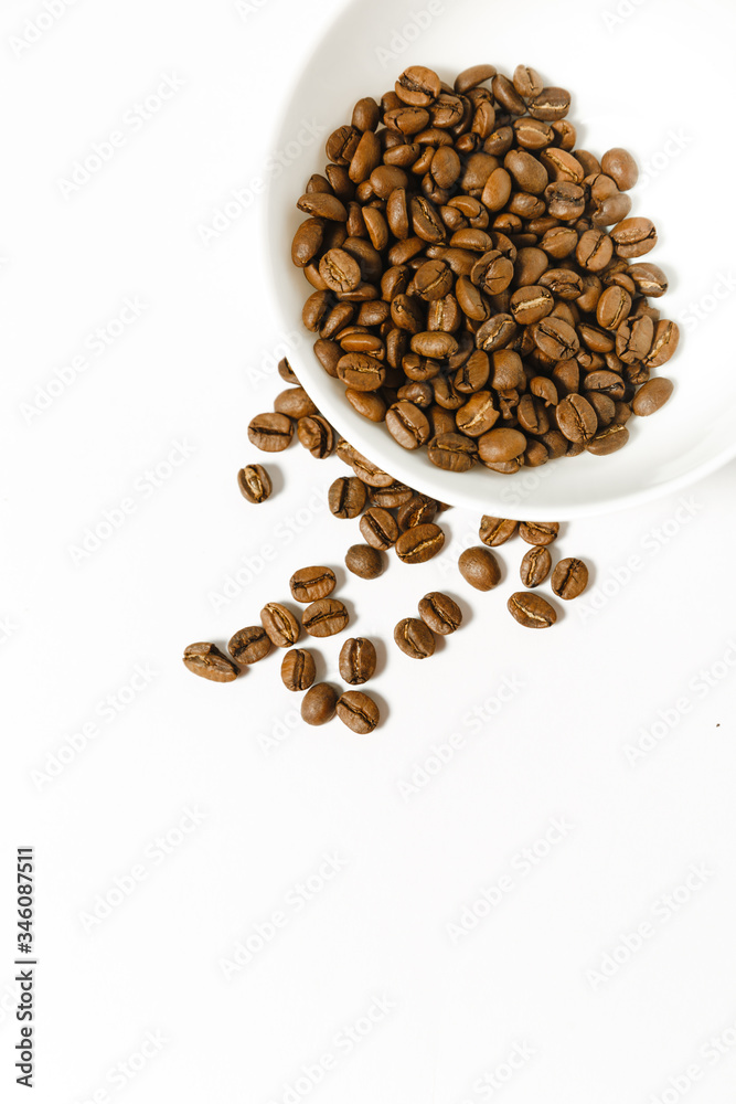 Obraz premium coffee beans on a white background